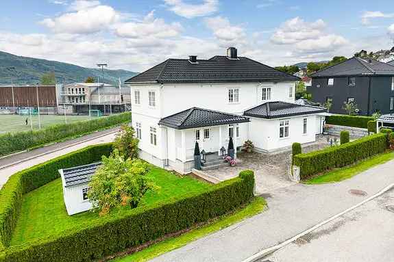 Herskapelig Villa pa Øren - 5 Soverom 3 Bad 3 Garasjer