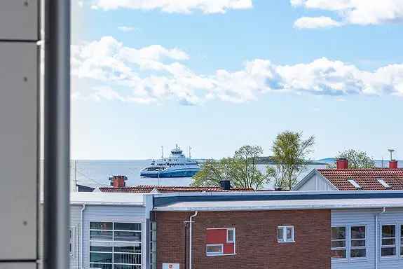 Lys og moderne 4-roms selveier fra 2021- Vestvendt balkong på 14 m² - Vannbåren varme, heis og garasje - Meget sentralt!