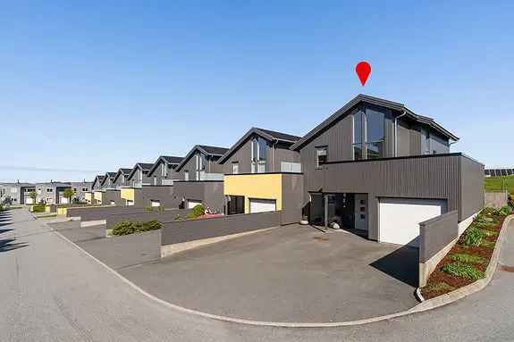 Moderne Enebolig I Kjede Med Endetomt Og Garasje