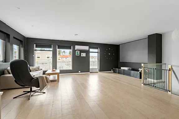 Moderne Halvpart med Flott Uteområde