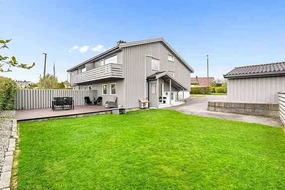 Innholdsrik vertikaldelt bolig med garasje og solrik terrasse