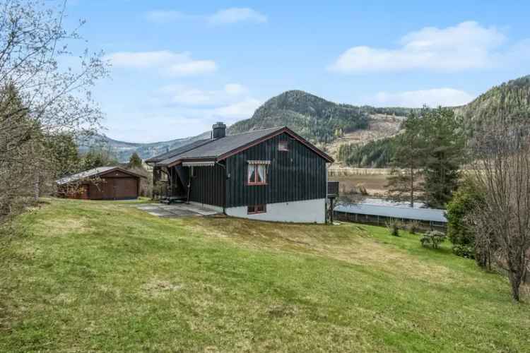 Boligeiendom i usjenerte og landlige omgivelser, ca. 9 km. sør for Bagn. Grenser ned til Begna Elv. Renoveringsbehov.