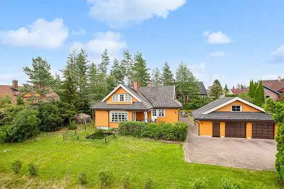 Innholdsrik Familiebolig med Dobbelgarasje og Stor Tomt
