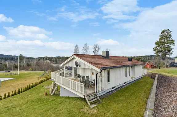 Stor enebolig med flott utsikt mot Glomma