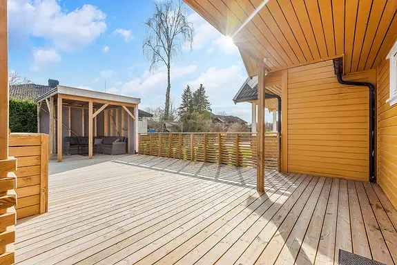 Oppusset tomannsbolig med terrasse og garasje - Nær Vansjø