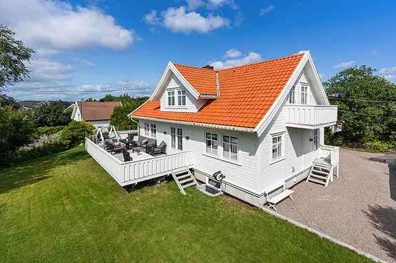 Oppusset Enebolig med Hage og Garasje