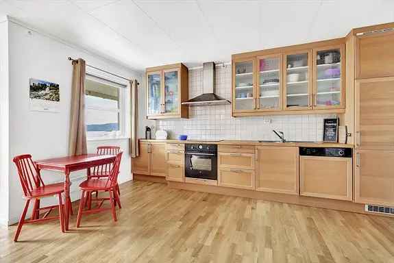 Sørvendt leilighet med terrasse, elbillading og fjordutsikt