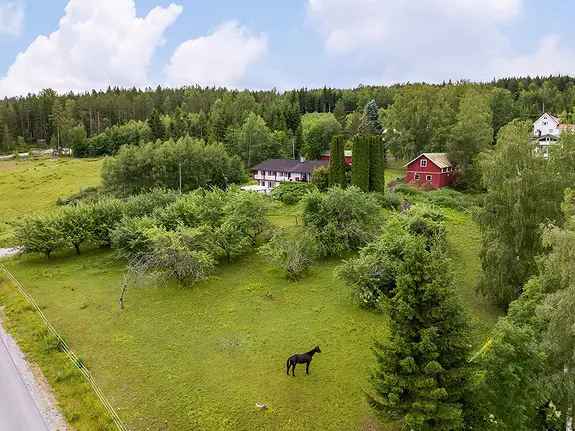Romslig Enebolig med Stor Tomt og Utsikt til Norsjø