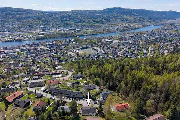 Enebolig 5 soverom Dobbelgarasje Hybel Solrike uteomr
