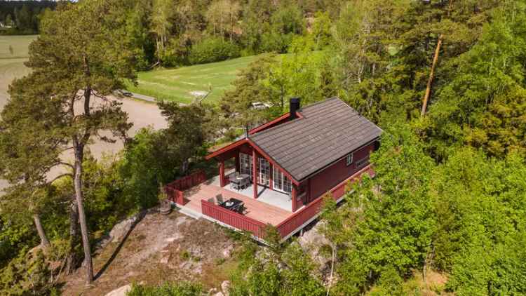 Hytte ved sjøen med sjøutsikt