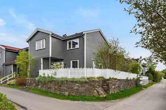 Enderekkehus - 4 soverom, 2 bad, nytt kjøkken, peis, garasje m/lader