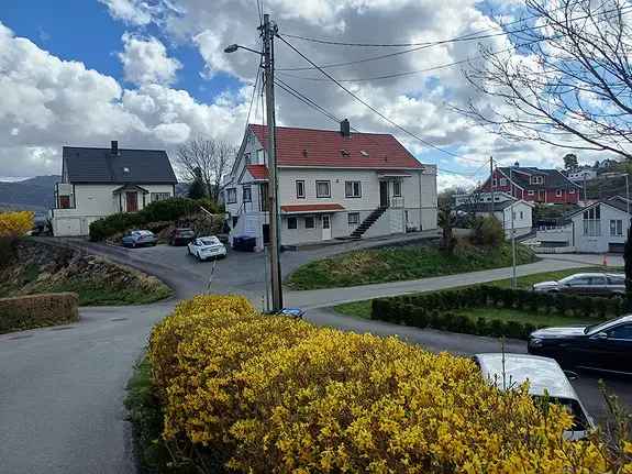 Familievennlig bolig med nyrenovert gårdsplass