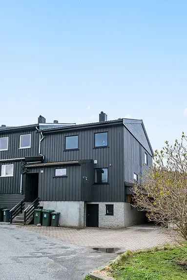 Oppusset Enderekkehus med Garasje - 3 Soverom