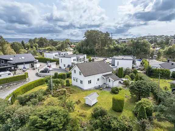 Enebolig Nordeidåsen - Stor tomt, strand og dobbel garasje