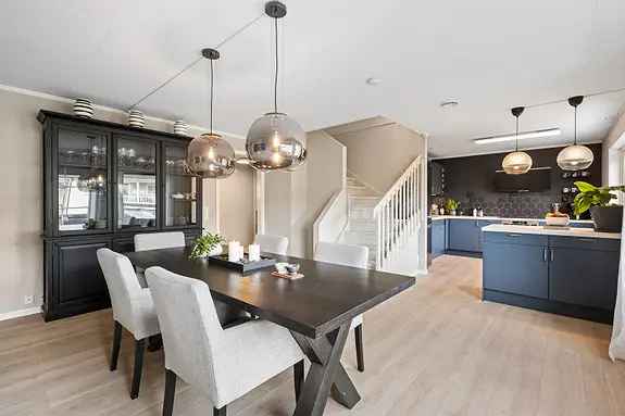 Innholdsrik leilighet 3 soverom fjernvarme Carport nær sentrum
