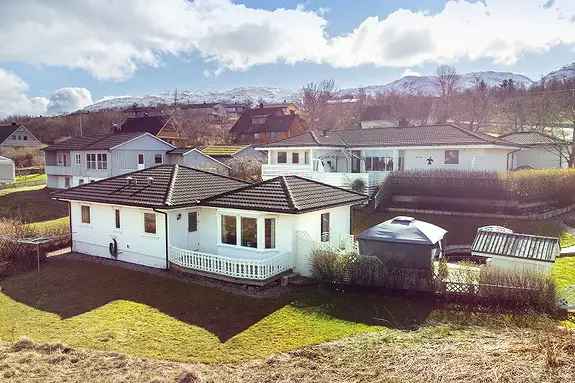 Sjarmerende Enebolig Sandnessjøen - Alt på Ett Plan