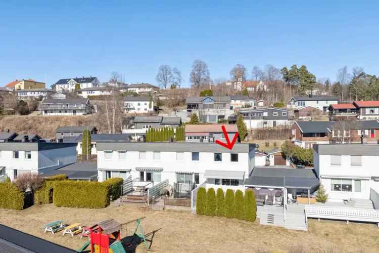 Rekkehus med garasje og lekeplass