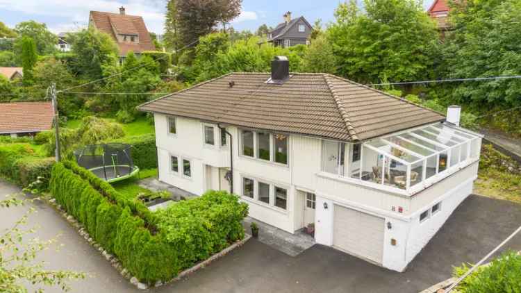 Enebolig Paradis - Innholdsrik med Utleiedel og Garasje