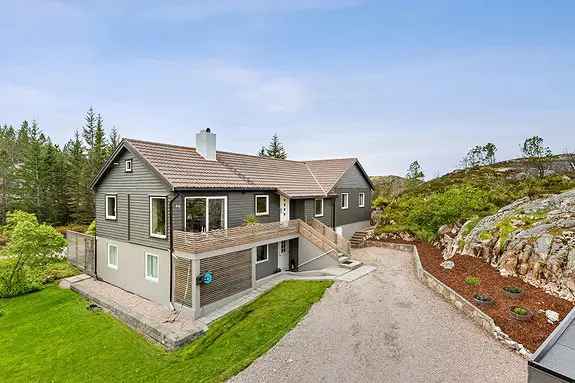 Oppgradert Bolig med Utleiedel og Dobbelgarasje Averøy