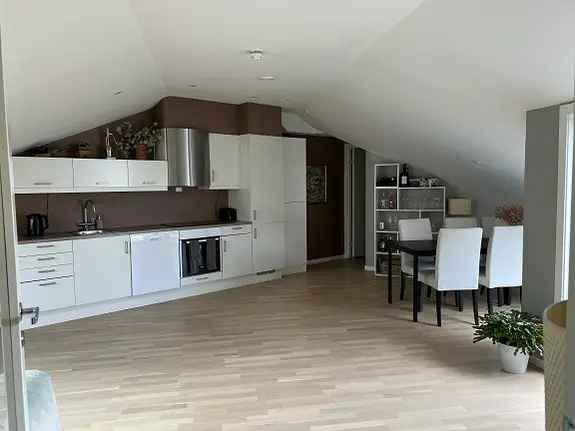 Toppleilighet sentralt - Soverom til leie