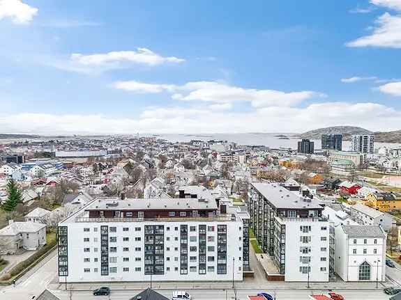 Selveierleilighet med innglasset balkong og fellesarealer