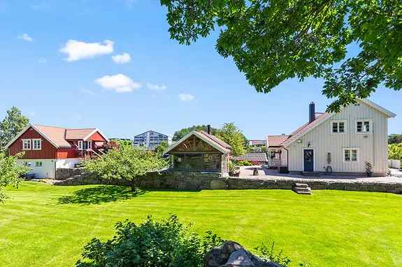 Enebolig Kr	genes - Stor tomt, dobbelgarasje, hangar og b	 plass