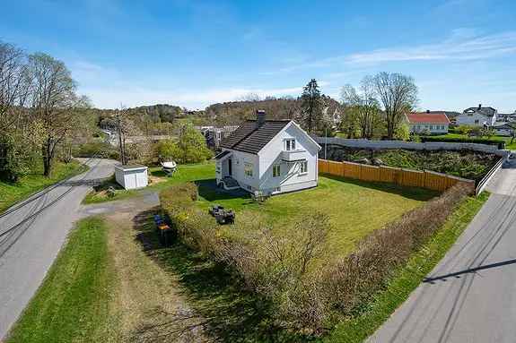 Frivoll Enebolig - Sentrumsnær med Stor Tomt