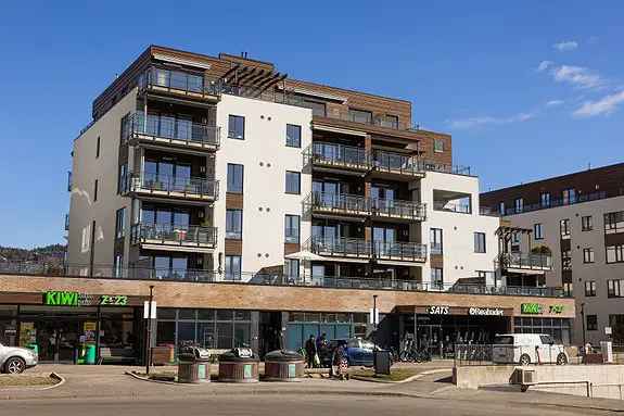 Lekker 4-roms leilighet Røa - 2 bad, terrasse, garasje, heis