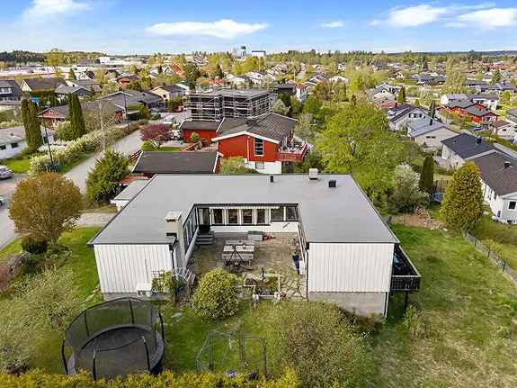 Funkisperle Vestby: Enebolig Stor Tomt Garasje Carport