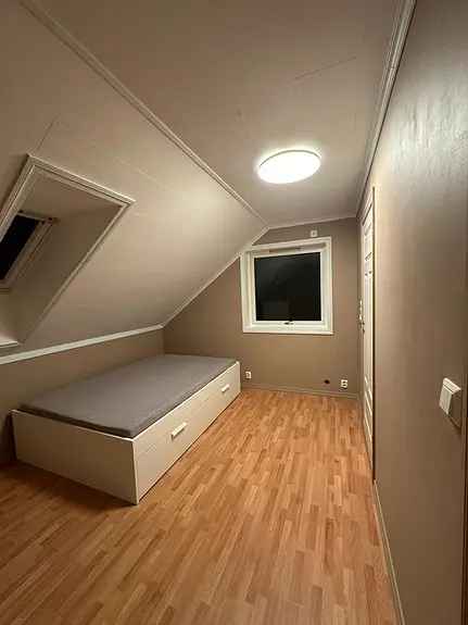 Hybelrom til leie for dame student Os