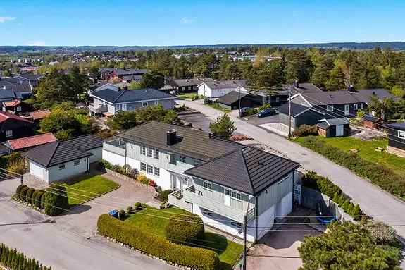 Romslig Enebolig med Utleiedel - 6 Soverom - Hannestad