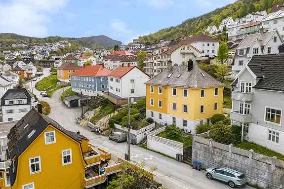 Selveiende 2-roms leilighet med balkong, sjøutsikt og peis