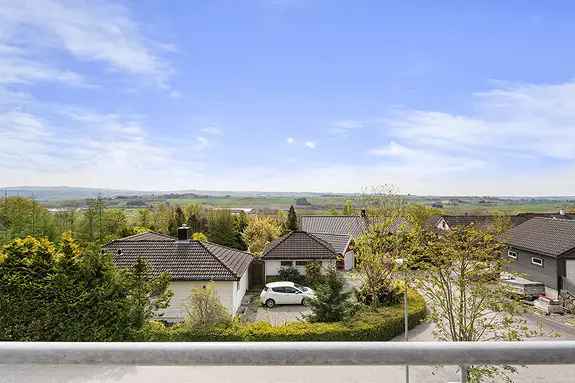 Lys 3-roms leilighet med balkong og carport