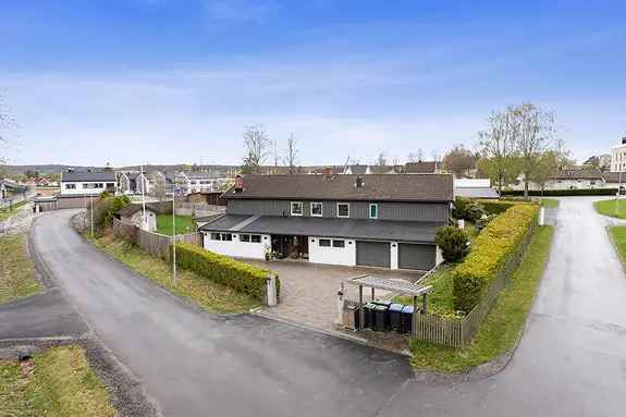 Stor Enebolig med Utleiedel og Svømmebasseng
