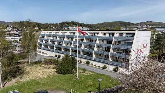NØKKELKLAR DRØMMELEILIGHET MED ENKEL TILKOMST I ETTERTRAKTEDE ROLLAND BRL. GARASJEPLASS OG ETTERMIDDAG / KVELDSSOL.