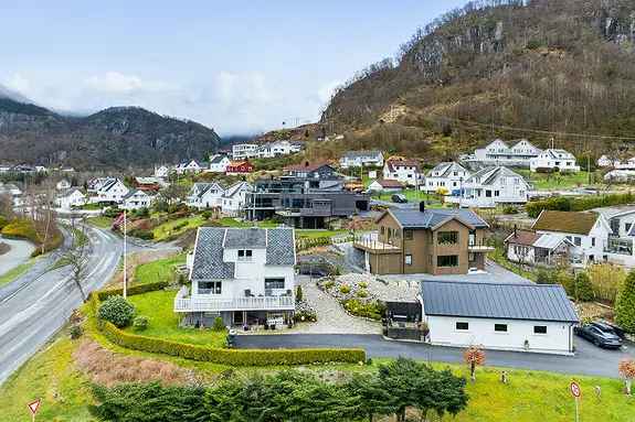 Hjelmeland Enebolig - Renovert med Stor Garasje og Flott Utsikt