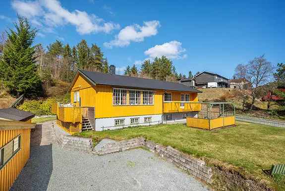 Buvika Enebolig - Velholdt familiebolig med garasje