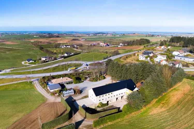 Enebolig med driftsbygning og garasje