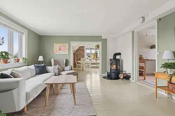 Pent oppusset 2-roms eierleilighet med hage og 2 parkeringsplasser