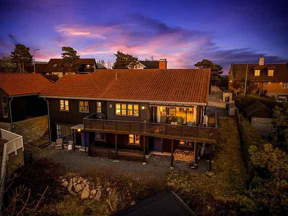Stor enebolig Buskogen - Familiebolig med utleiedel og dobbelgarasje