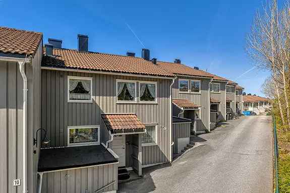 TINNHEIA - Velholdt og innholdsrikt rekkehus med koselig hage og garasje i rekke