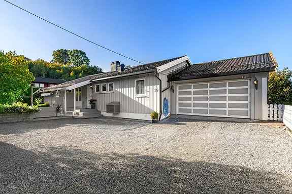 Innholdsrik enebolig med 4 soverom og 2 bad  - Dobbelgarasje m/ lader - 3 ildsteder - 2 stuer - Markterrasser + balkong