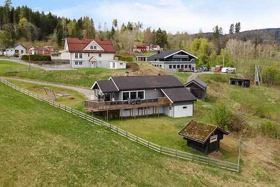 Lys enebolig med stor hage og flott uteplass