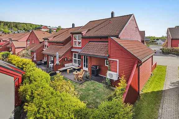 Familievennlig, kjedet bolig i borettslag over to plan | 4 soverom | 2 bad | Kort vei til Mjøsa og skogen