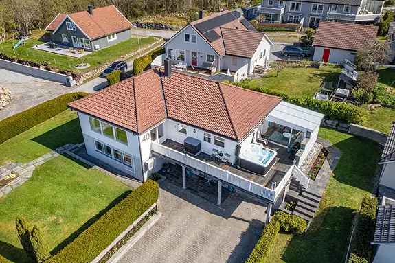 ULSTEIN Stor familiebolig - Hage - Garasje - Havutsikt