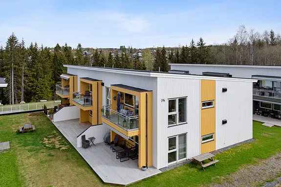 Innholdsrik andelsleilighet fra 2020 med 3 soverom, heis og carport - Mulighet for å innfri fellesgjeld