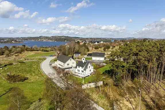 Stor Boligeiendom med Sjøtomt og Kai pa Susort