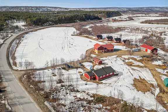 81 mål stor eiendom ved Finland - gårdsbruk med utleiehytter