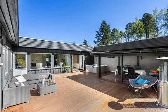 Atriumhus 1 plan Vestvendt uteplass Jacuzzi 4 soverom 2 bad Garasje