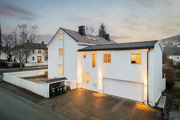 Familievennlig Halvpart med Garasje pa Oy